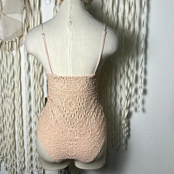 Nightcap NWT Peachy Nude Lace Bodysuit size 2/M - Picture 3 of 13